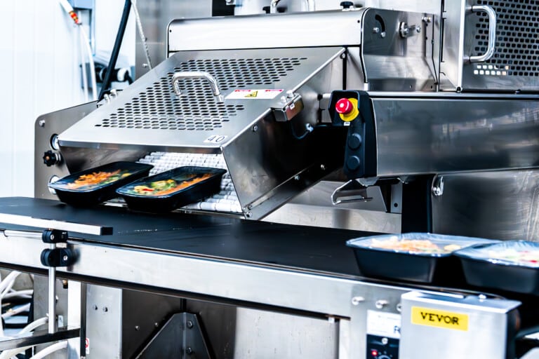 Freshly prepped meal sealed using oxygen-reducing MAP packaging