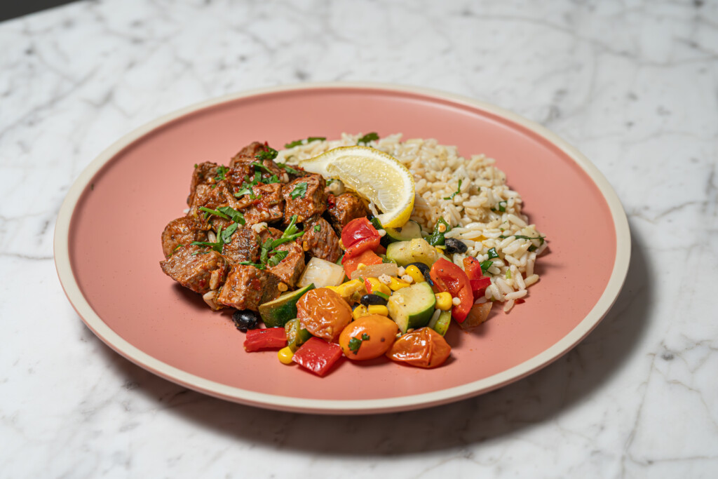 Balanced-macros that encourage muscle building by Meal Prep Sunday.