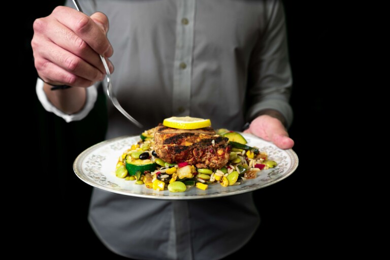 Most find a hard-time in finding the right service that provides healthy food online.